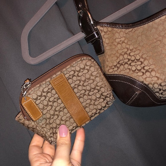 COACH Signature Hobo {Free Make-up bag too!} - Picture 4 of 4